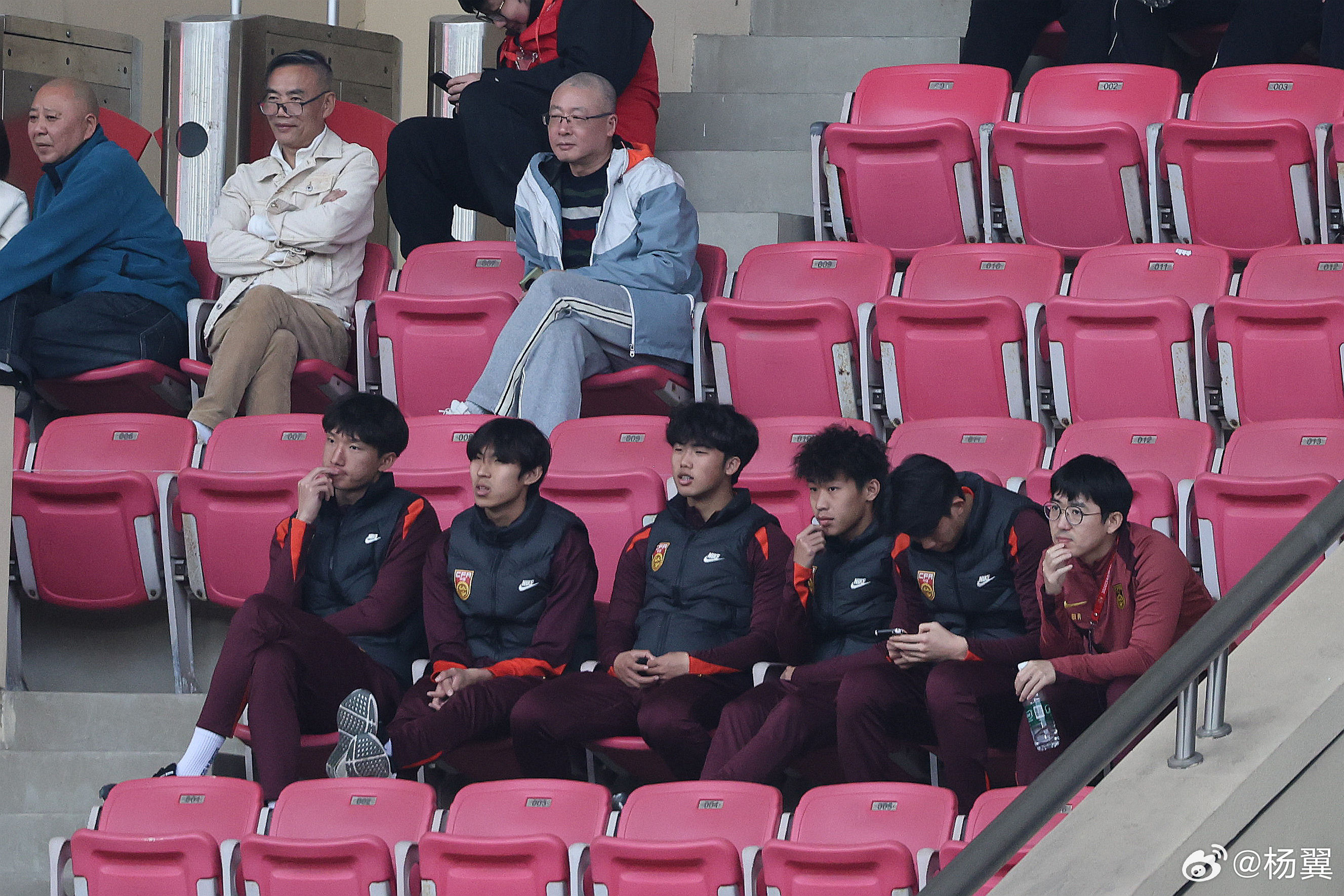 吴启鹏在U19国青队训练中受伤，将提前返回申花接受康复治疗，今天只是在看台上观看