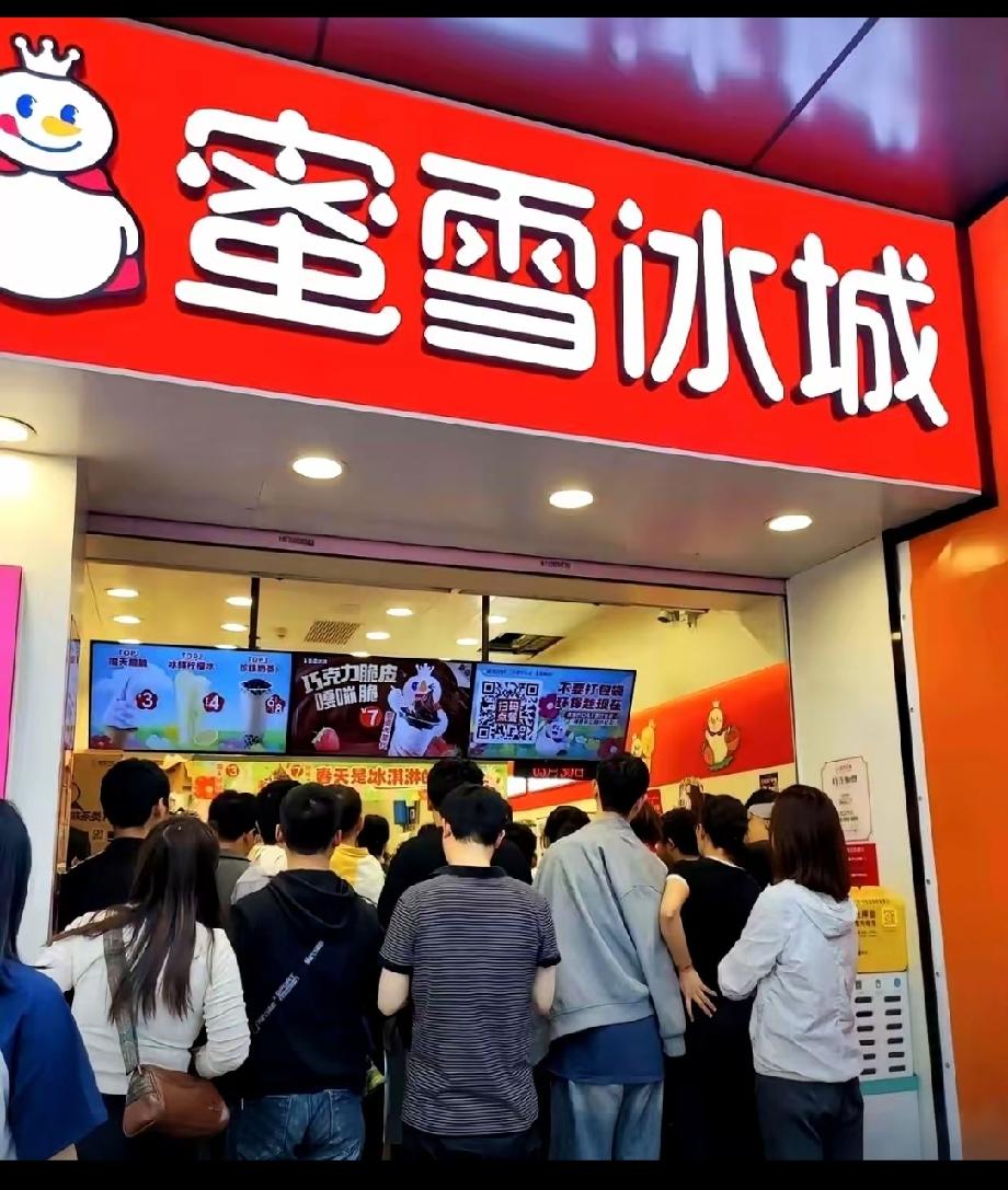 儿子去蜜雪冰城打暑假工，回来跟我说了一件挺有意思的事，店里的奶茶果茶随便员工喝，