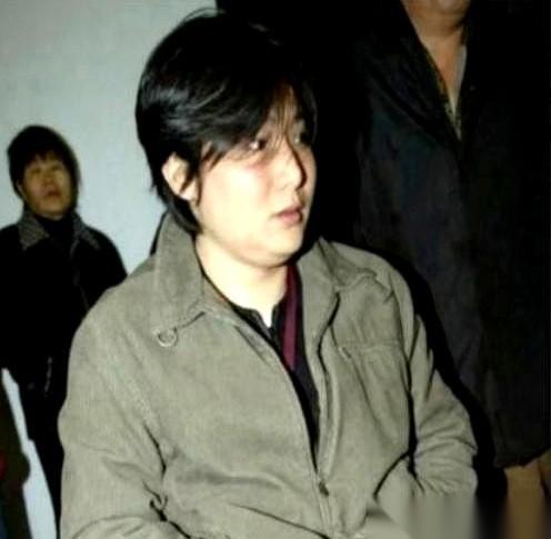 32年啊。
头发都找白了，家都找散了。
好不容易找到儿子，结果儿子一句话，让她当