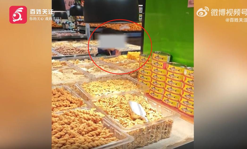 近日，江西九江武宁县一超市内，一名男孩舔食散装糕点的视频引发关注。
目击者称此事