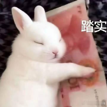 以为系起来是一件很小众的事曾经觉得将外套系在腰间是一种“叛逆”，如今却发现这是一