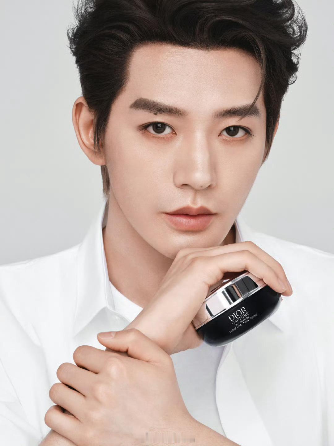 邓为迪奥最新物料，超近怼脸权威啊我为的颜值那就是最完美的，帅的我口水直流