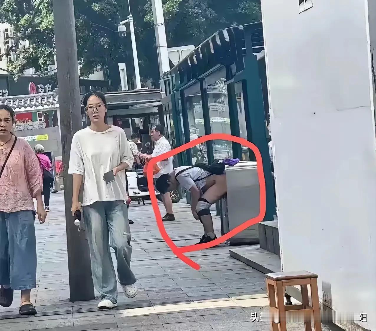 这个小哥哥把屁股塞垃圾桶里拉💩，猛的一看确实令人无语！
不过人有三急，还不是找