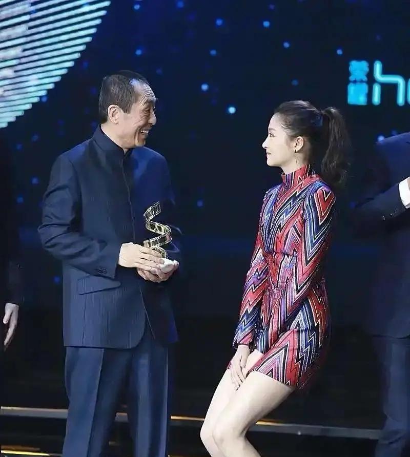 关晓彤在金鸡奖上一个下蹲，直接给内娱上了一课！
别再说什么流量明星没教养了，第3