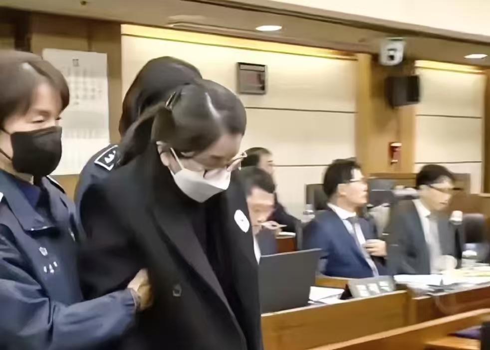 尹锡悦的妻子金建希，曾经以美丽而著称，如今却两鬓生白发，身形佝偻，行动不能自主。