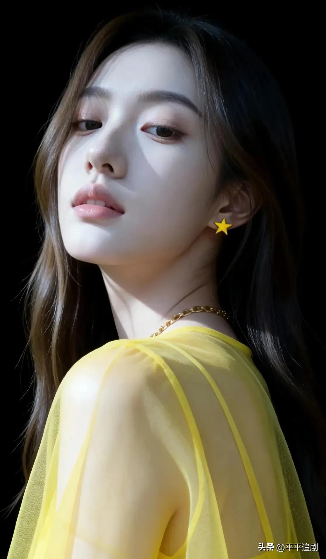 黄纱轻透，星芒落耳。
光影勾勒肩线，金链藏着锋芒，
在暗夜里，做自己的光。
温柔