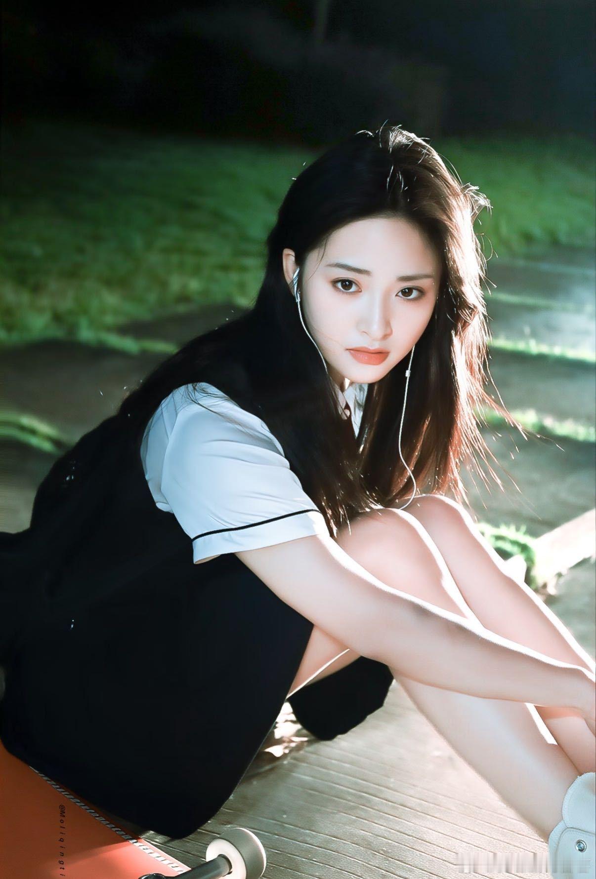 沈月滑板少女印象甜妹秒变酷，沈月滑板技能超吸睛，就是让人感觉到非常鲜火的女孩子！