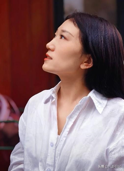 林丽又出来寻求安慰了，她一个人又要带儿子又要挣钱，怎么斗得过一群人呢。不过还是挺