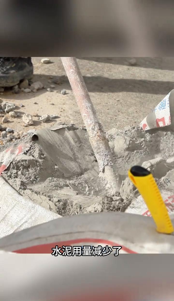 水泥越省越脆，砂子越用越杂，蜂窝麻面成了楼板的“青春痘”。
我去年收房，手指一抹