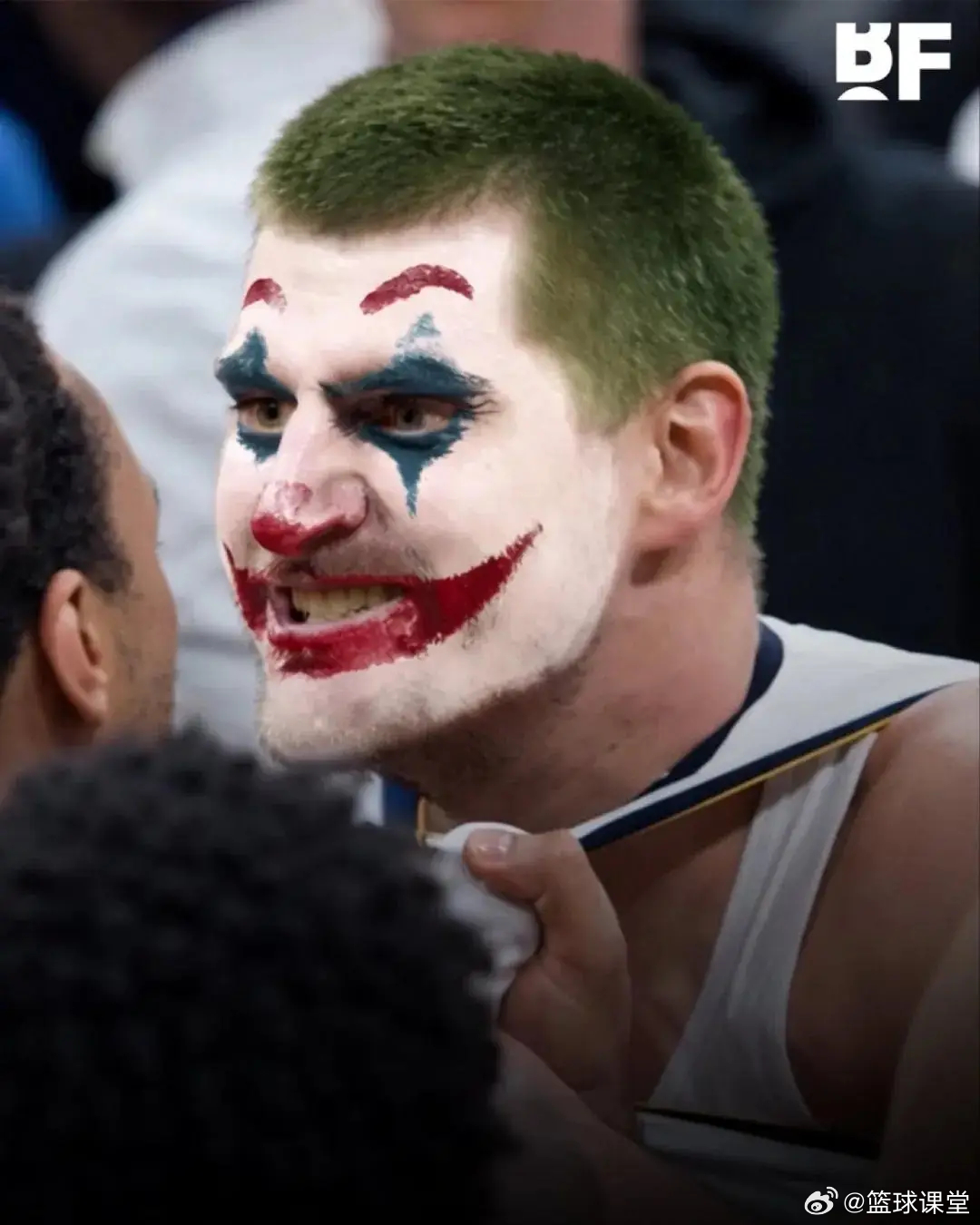 太凶狠了，何时见过约基奇如此愤怒。 