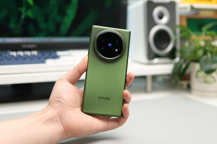 最近有点被 vivo X Fold5 的青松配色种草了，真的属于那种越看越顺眼的