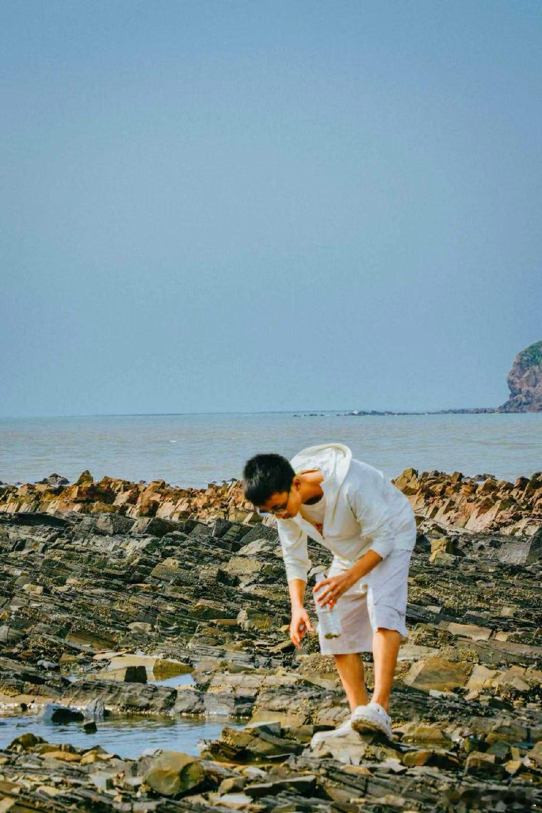 【生态赶海    周末去赶海？请做“生态赶海人”！】“退潮啦！赶海去咯！”每到周