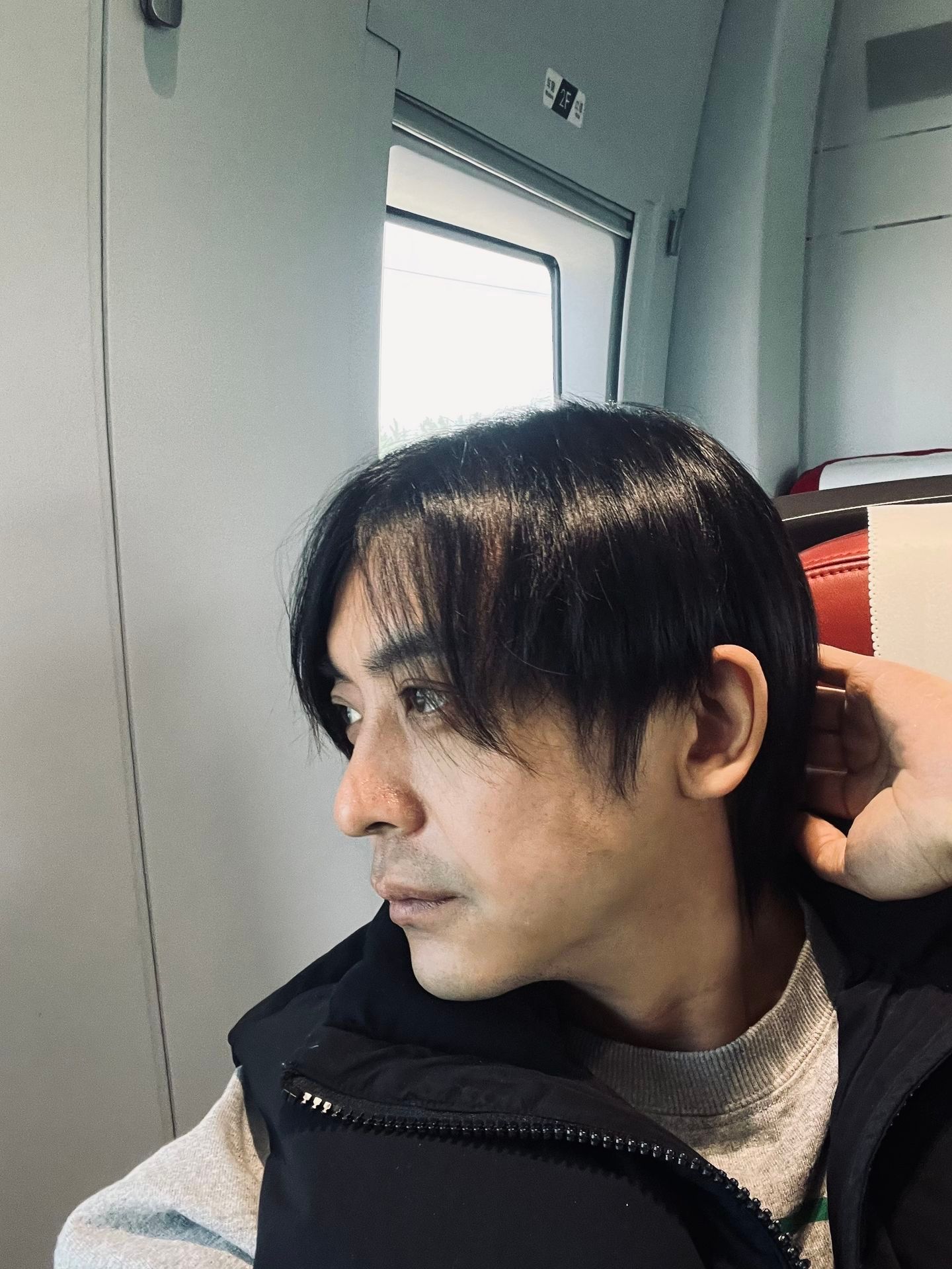 李佳航朋友说他像郭德纲 李佳航朋友说他像郭德纲，李佳航原定计划是想理成于谦的。哈