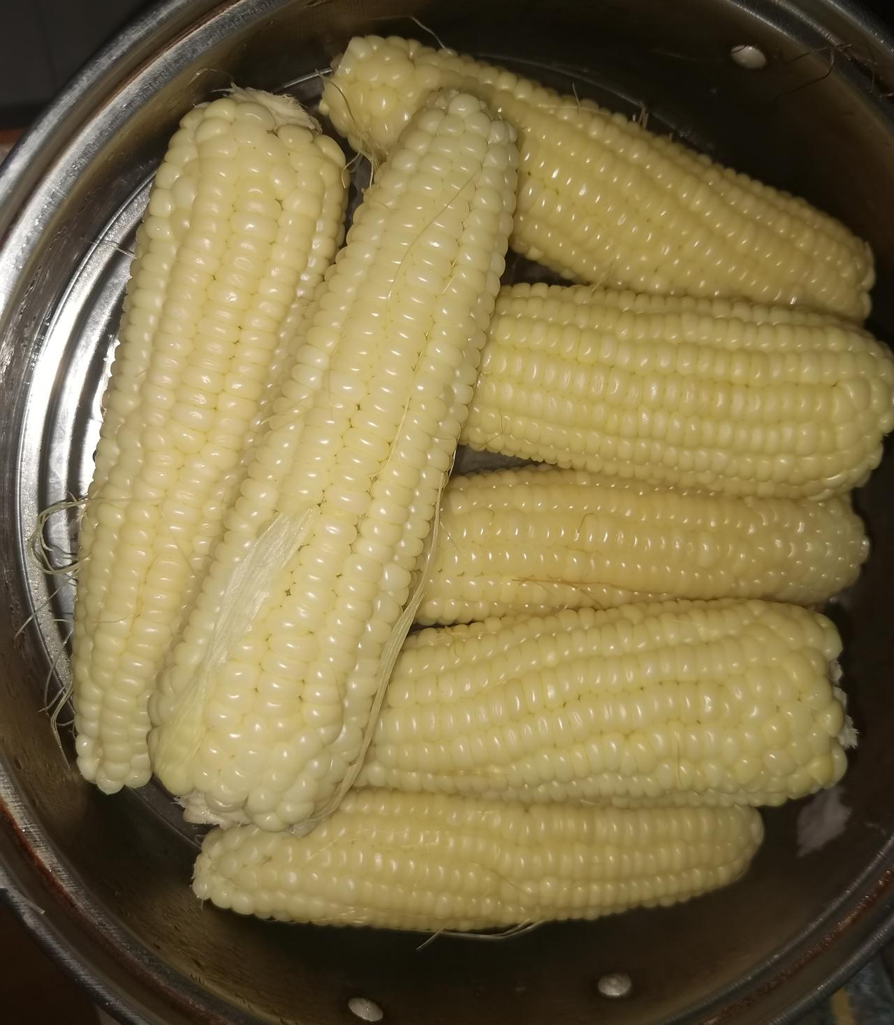 甜糯玉米真好吃

近期成都马路边或农菜市场，卖玉米的商贩不少。昨天去买菜，见马路