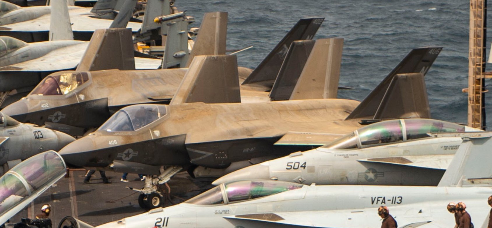 这就是如今的美军？卡尔文森号航母上的10架F-35C全部严重生锈！来瞅瞅部署仅半