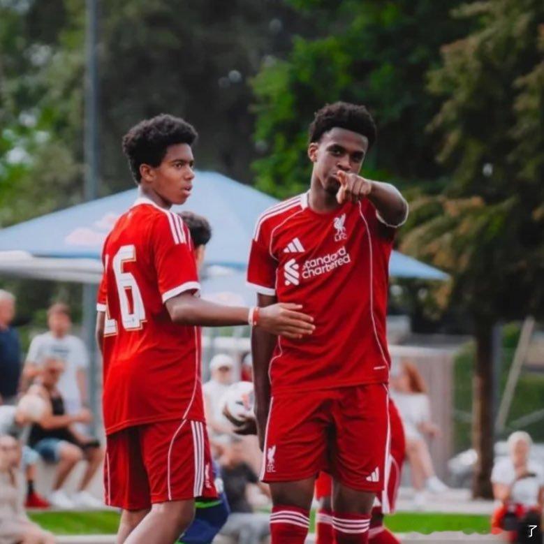 曼联挖角利物浦青训！据了解，各方已与利物浦U18新星约瑟夫的经纪人进行了会谈。曼