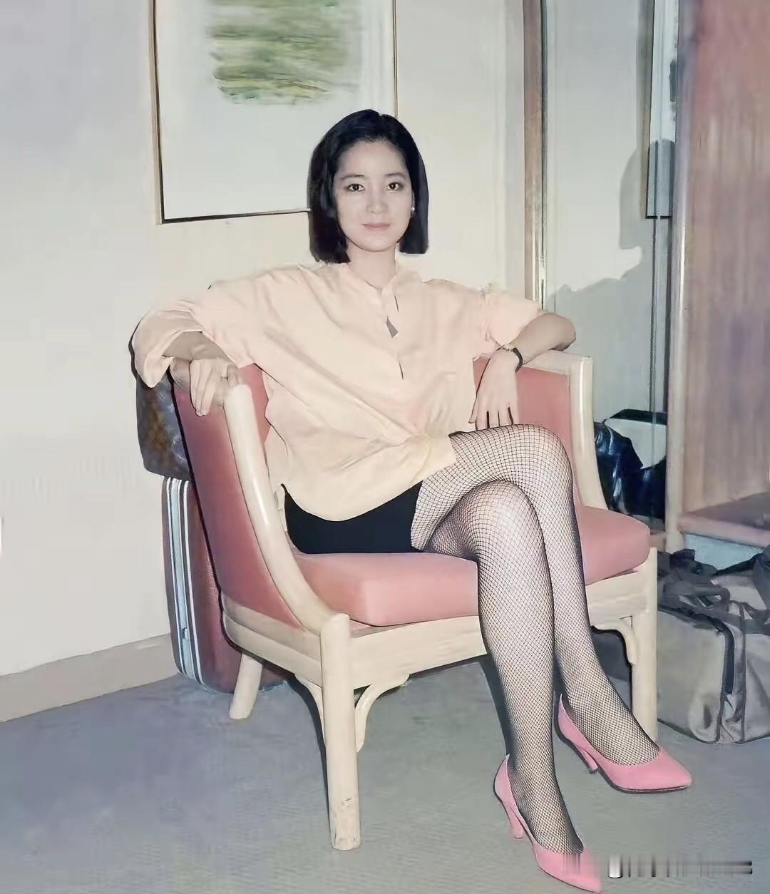 这位女明星年轻的时候长着一张国泰民安的脸，留着齐肩的短发，安安静静坐在那里，美艳