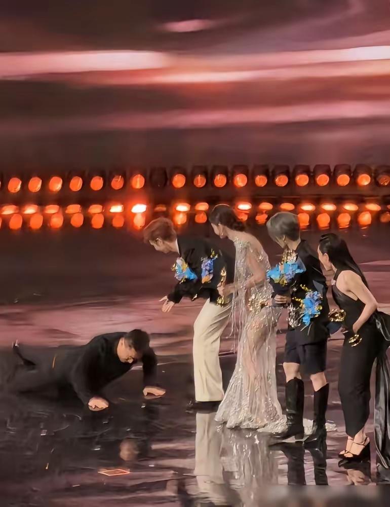 这一刻，站着的四个人把这辈子最难过的事情全想了一遍，他们想起刚出道时的梦想，这一