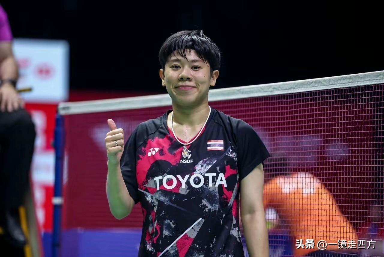 刚刚结束的瑞士羽毛球公开赛女单决赛，​世界排名第14位的泰国选手革通以21-11