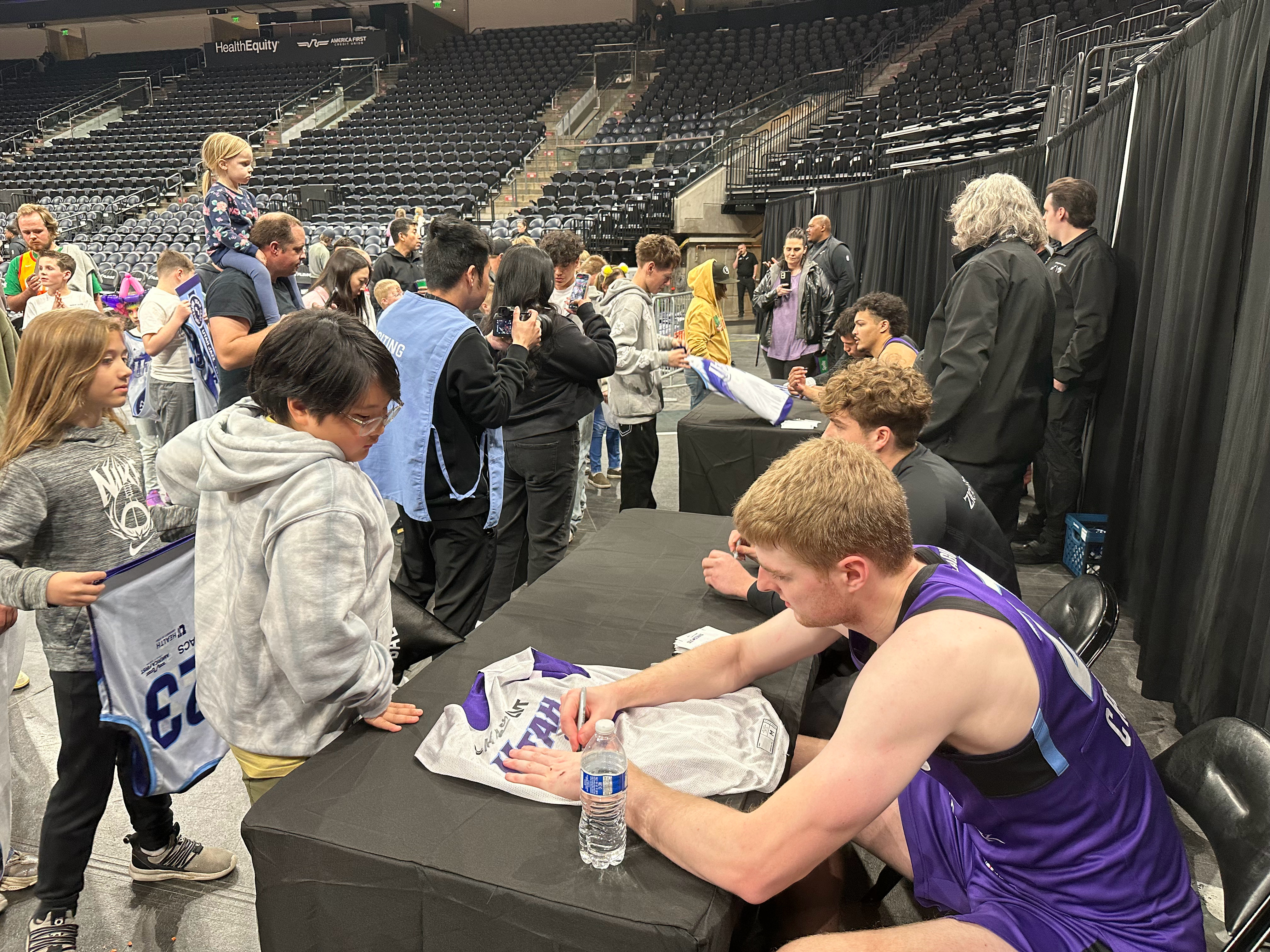 前方报道📷发展联盟现场观赛的小福利：赛后签名环节！（当然我们作为媒体是不能参与