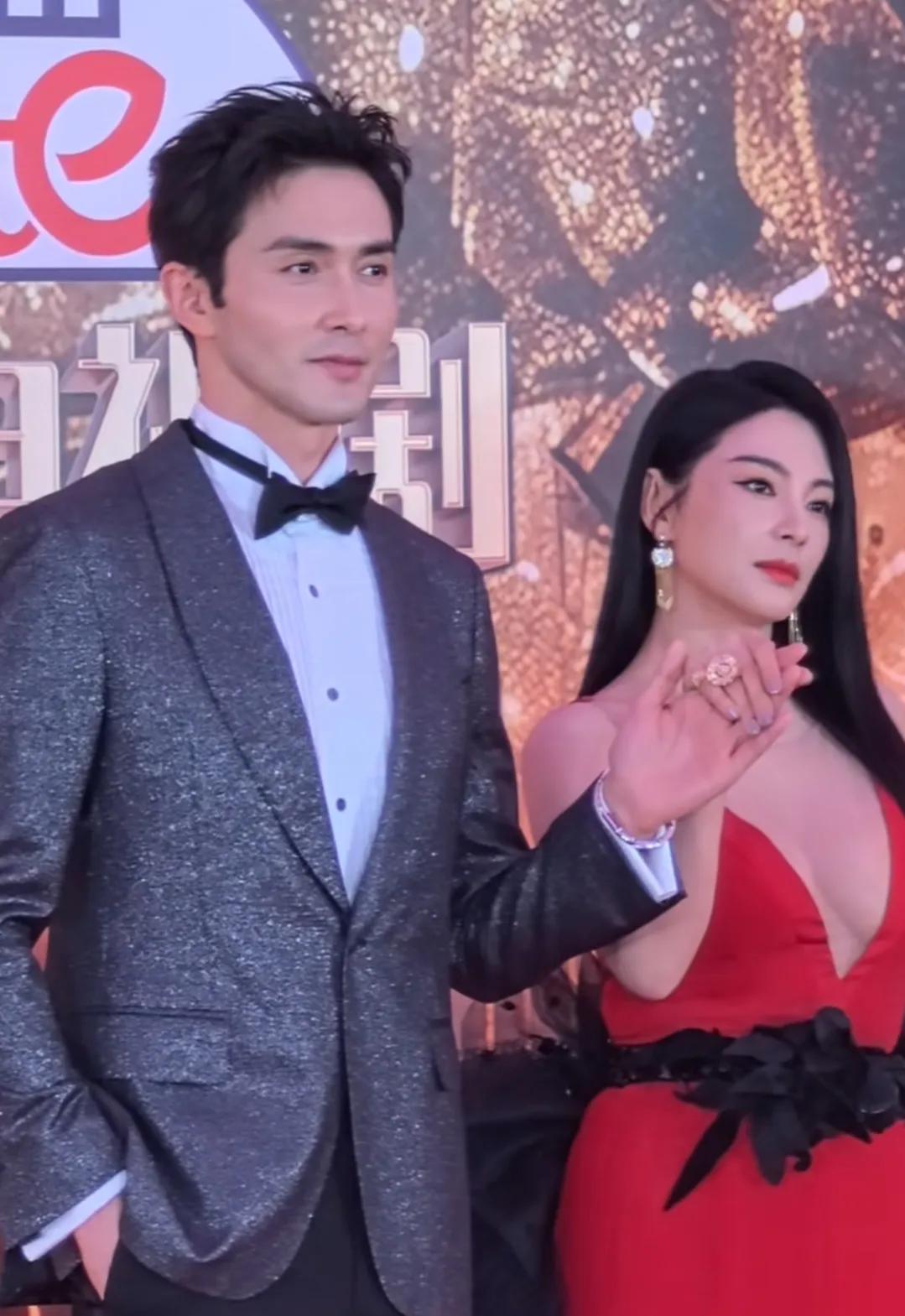 电视剧品质盛典高伟光和张雨绮同框，感觉张雨绮这种身材很美，一种丰盈的美感，而不是