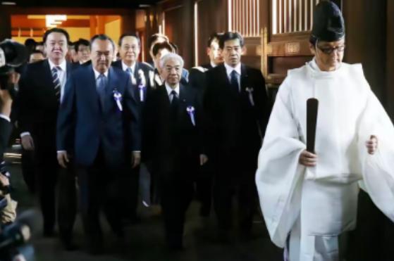 既然日本全民性的无耻执意要参拜靖国神厕，那中国也不必给他脸，把当年审判日本战犯的