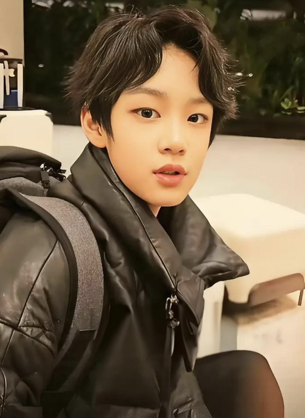 曹颖王斑的儿子，今年才15岁，身高一米八0，他完美的继承了父母的优质基因，在新二