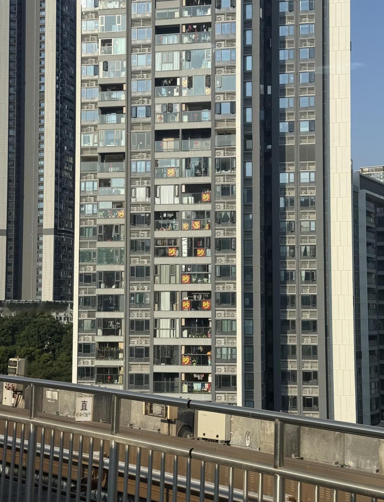 看起来真的很吵了…