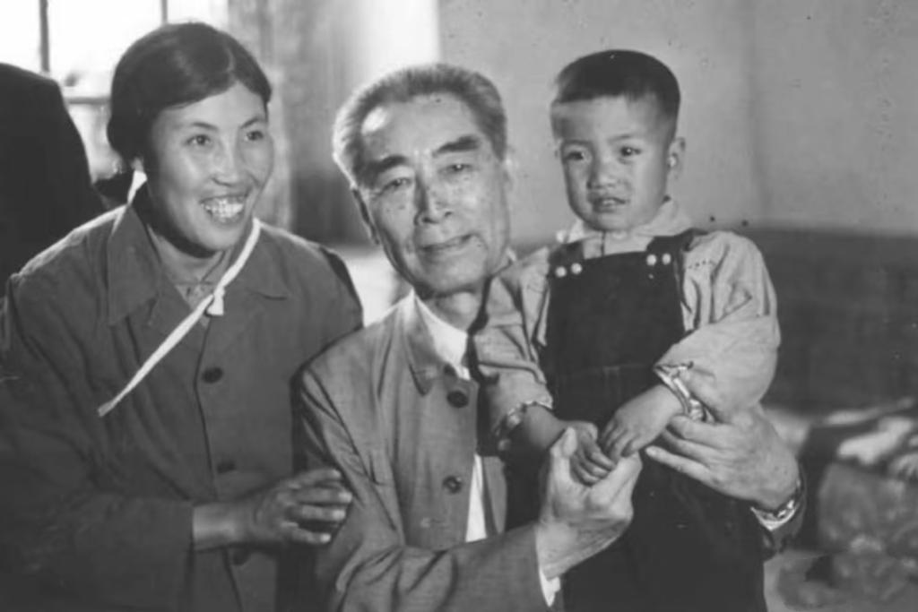 每次凝视周总理的老照片，眼泪总忍不住打转流泪，周总理一生都奉献给了国家，人民，一