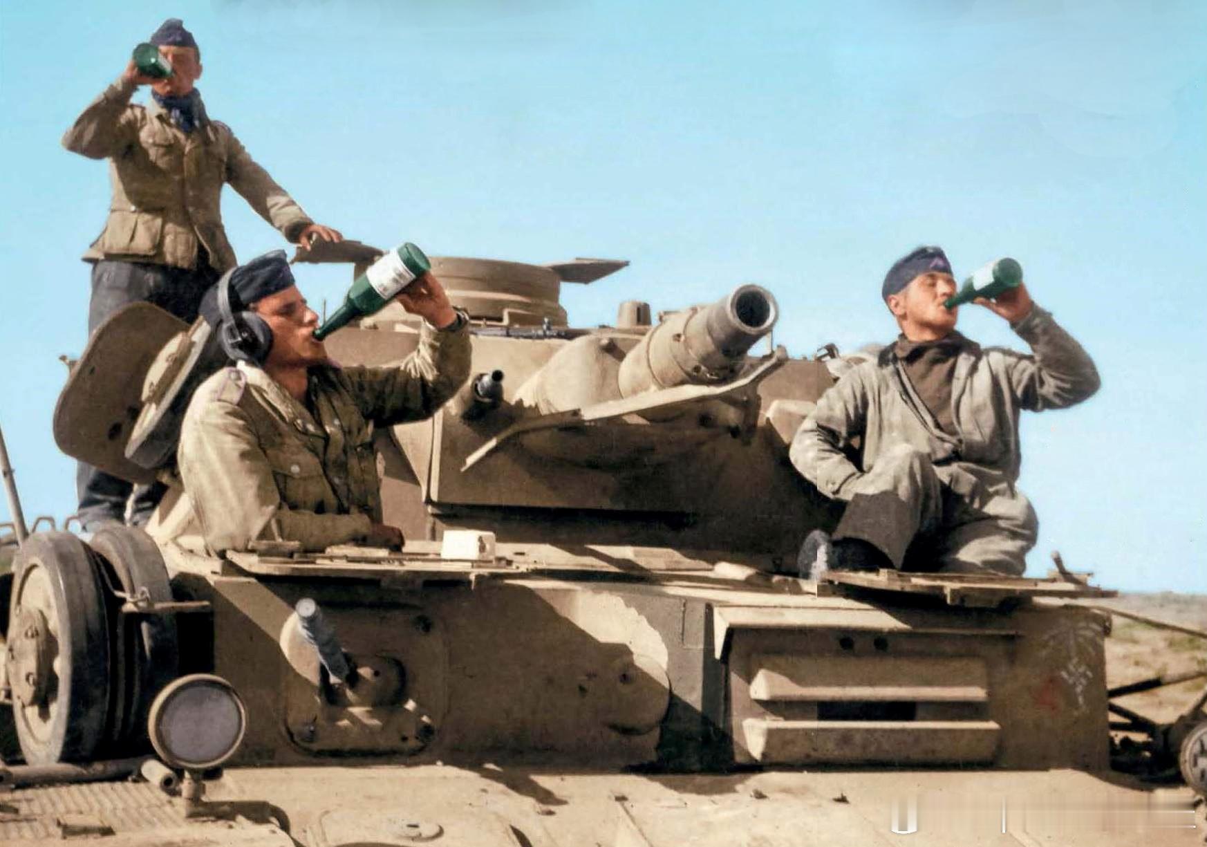 1941年德军第8装甲团Panzer IV Ausf.D坦克乘员在北非行军时休息