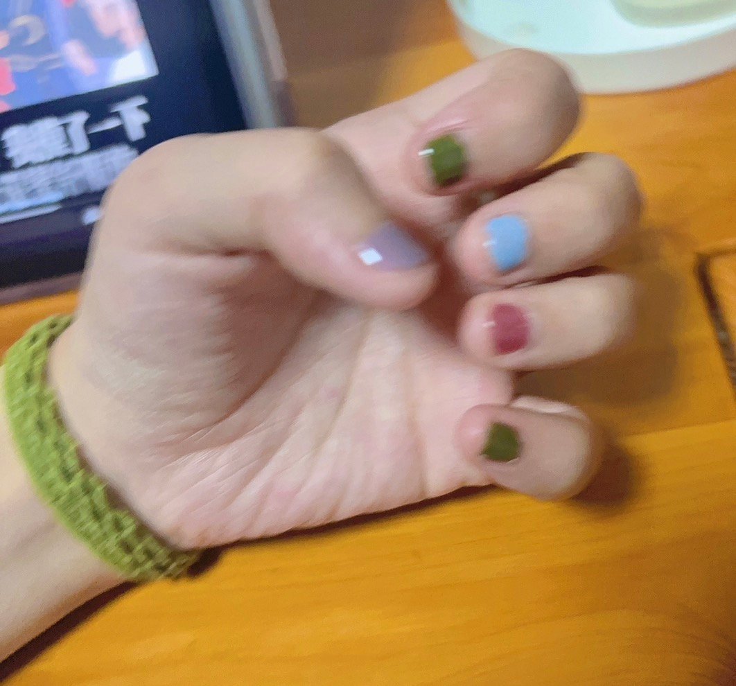 给我短短的指甲涂了四个颜色，右手留了一根没涂抠鼻屎 