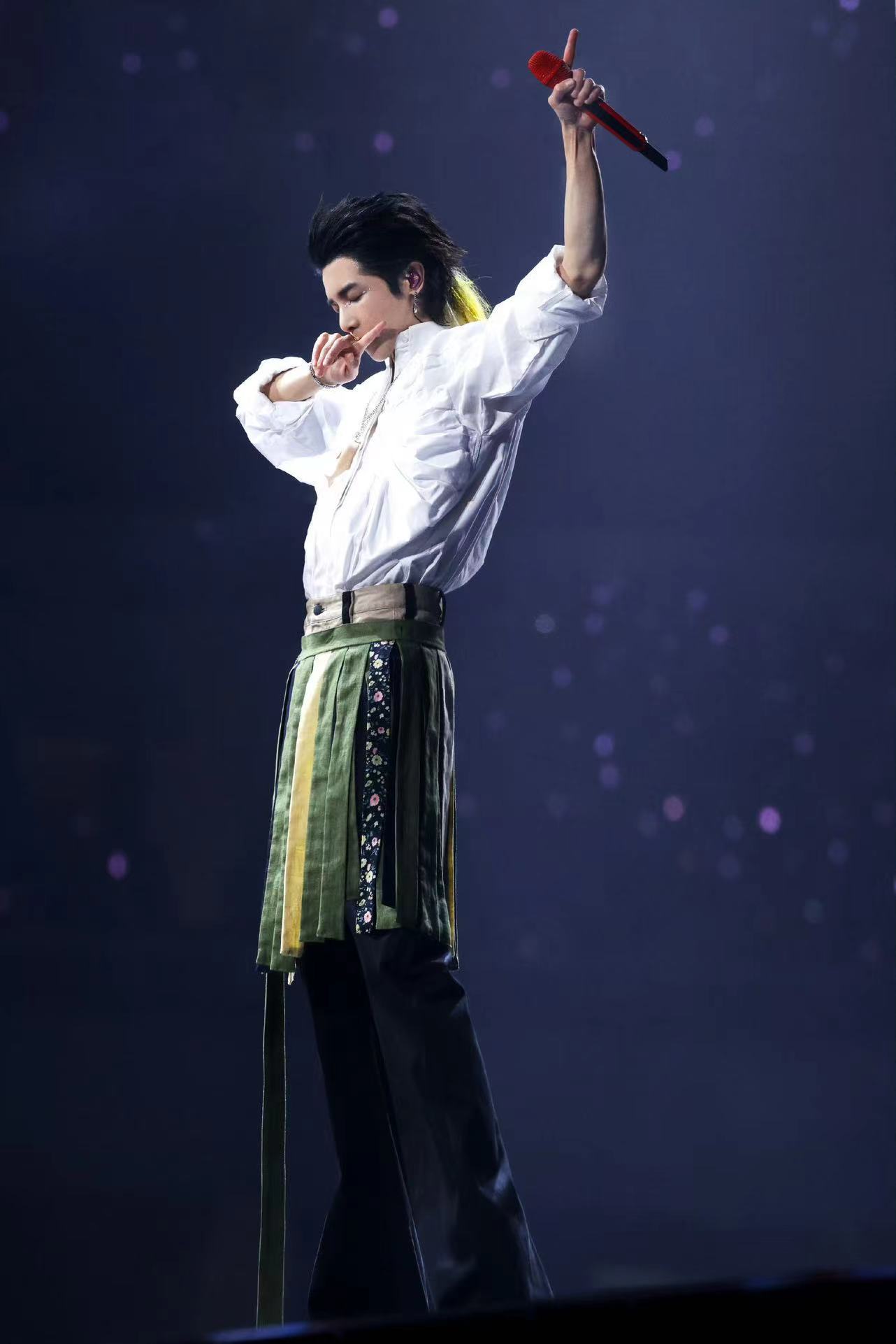 #华晨宇演唱会地广#  这群粉丝是要考研吗？咱就是说怎么开演唱会还能整的这么隆重