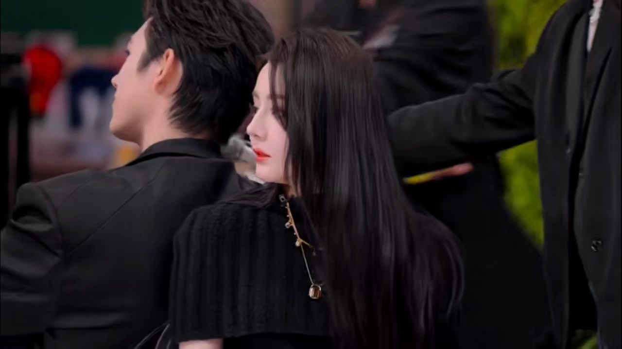 迪丽热巴陈飞宇一个理性一个感性面对同一问题，热巴冷静直观，飞宇温柔心动，一个理性