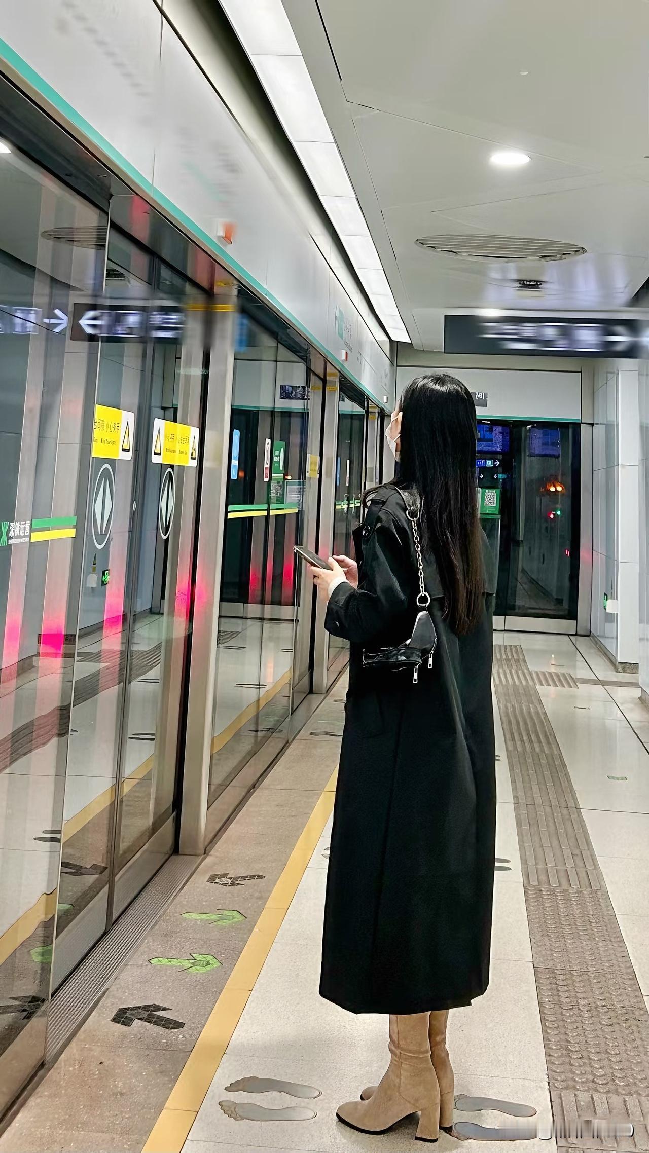 霸都的冬日时尚

咱霸都的冬天，宛如一个调皮捣蛋的孩子。早晚时分，寒冷刺骨，狂风