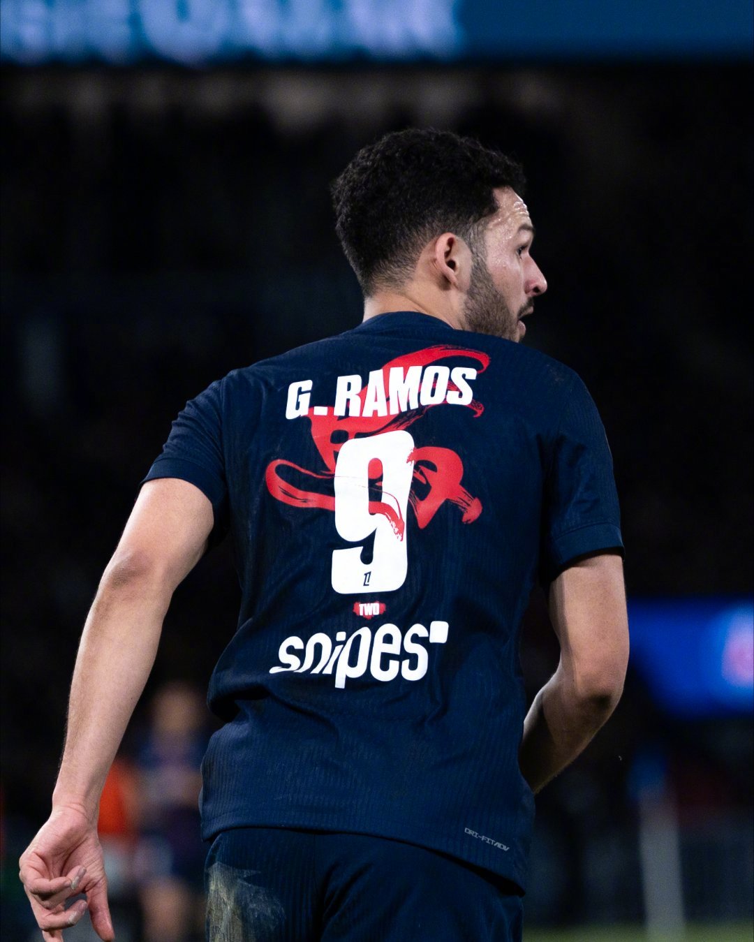 王嘉尔巴黎圣日尔曼联名球衣 闷声干大事，直接牵手！PSG全员上身征战赛场，潮流与