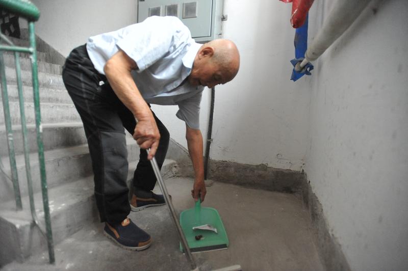 咱这楼道里可太暖啦！大家都不明说，却默默照顾着哑巴，用这种“无声”的善意，让生活