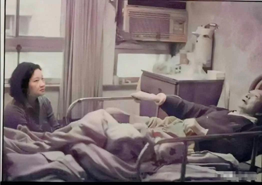 1985年，古龙去世前的最后一张照片，是他躺在台北市三军总医院病床上的情景。当时