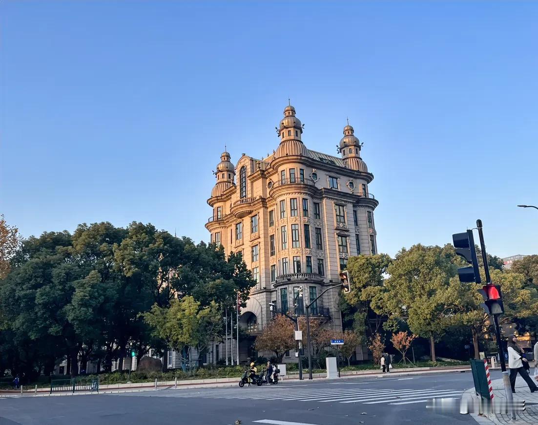 上海的房价会跌到白菜价吗？会白送也没人要吗？看上这栋楼了，每次路过都会看几眼，今