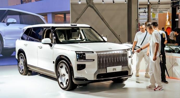 极氪这波“设计+实力”操作，直指高端新能源车市!2025上海设计之都大会上，极氪