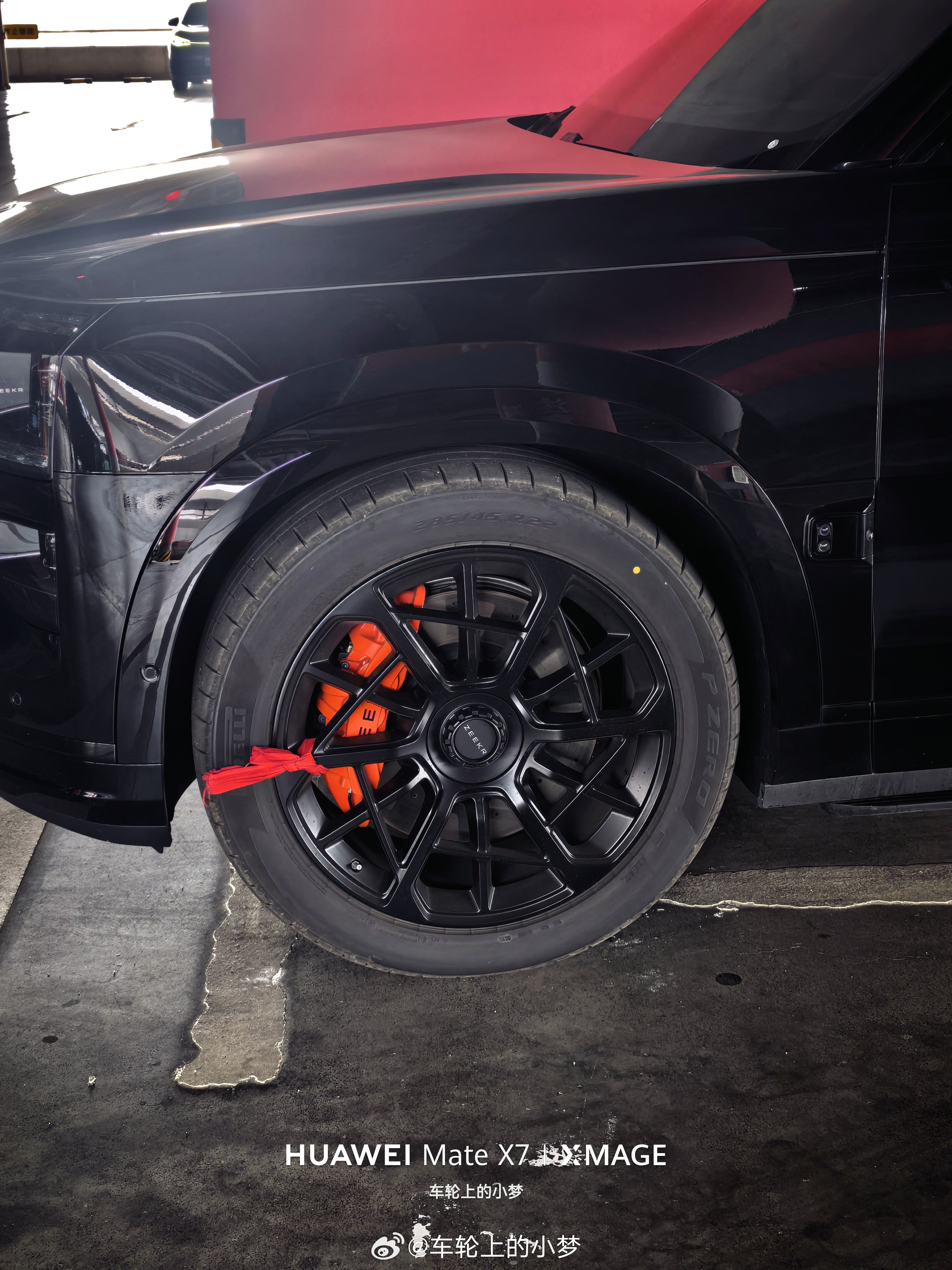 在机场停车场总能遇到让小梦忍不住举起手机拍张照片的车，但这颜色小梦不喜欢，太黑了