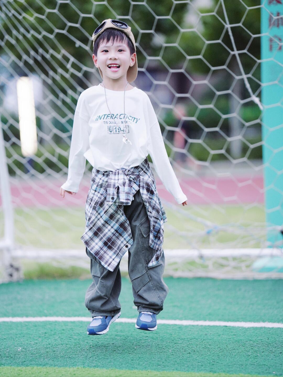 踢球的孩子太可爱！