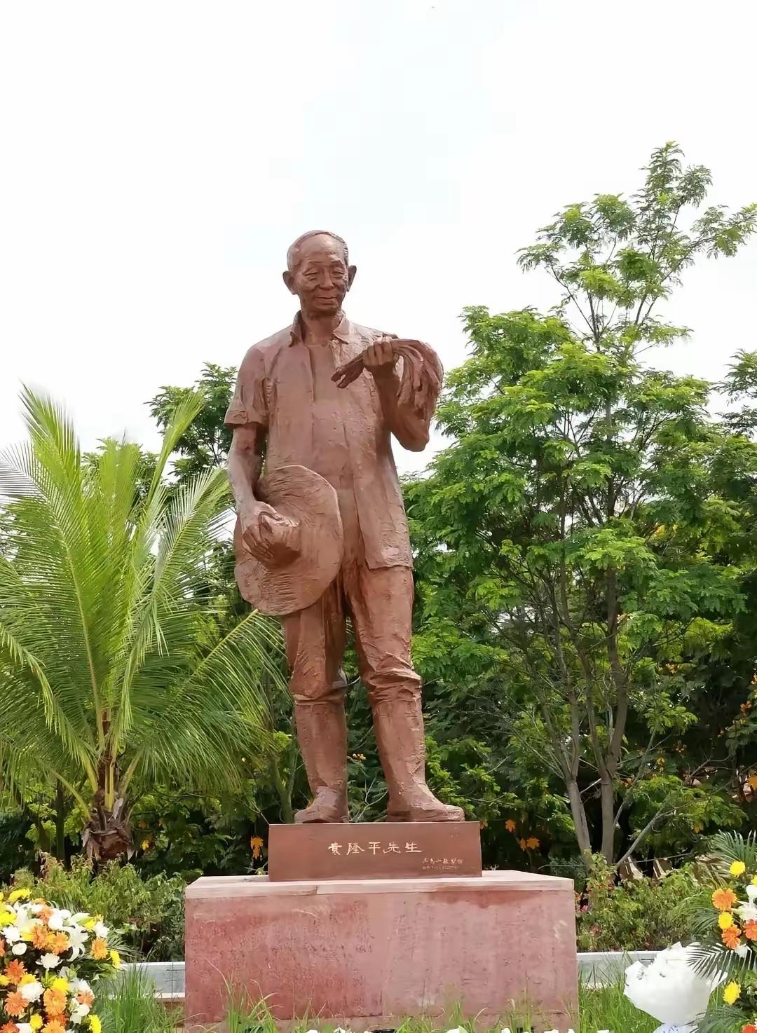 这尊铜像承载着袁老的精神风貌，也凝聚着钱海源先生的心血。钱海源先生对细节的雕琢，