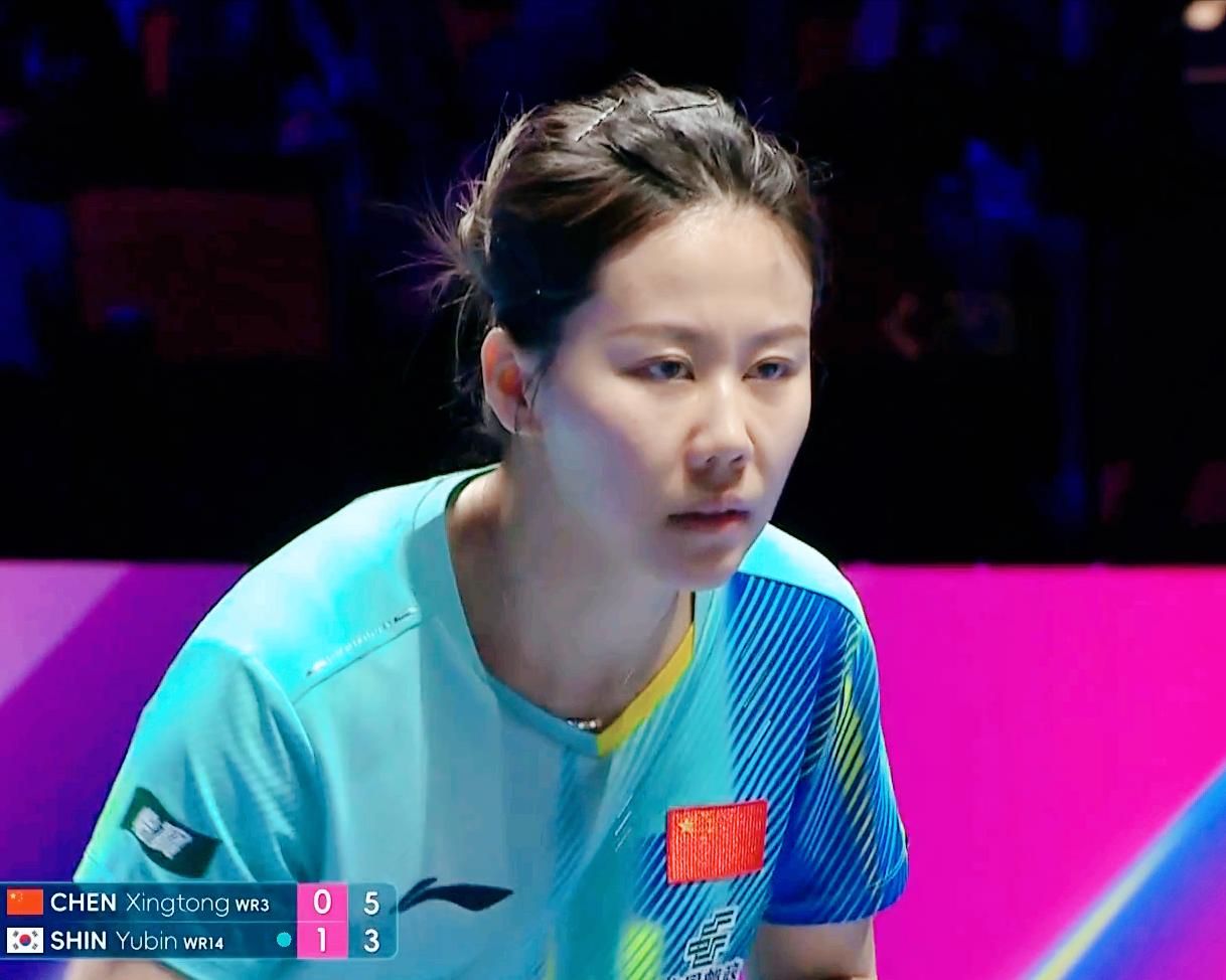 突发！关键时刻申裕斌发球回抛被罚1分。
挑战鹰眼失败！

第一局
申裕斌11:8