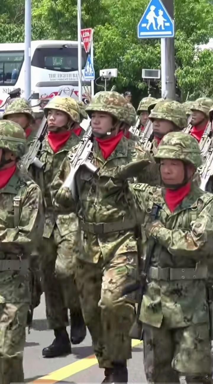 军人脖子上系着红丝巾，究竟有什么用途呢？难道是为了好看？
实际上，在日本自卫队里