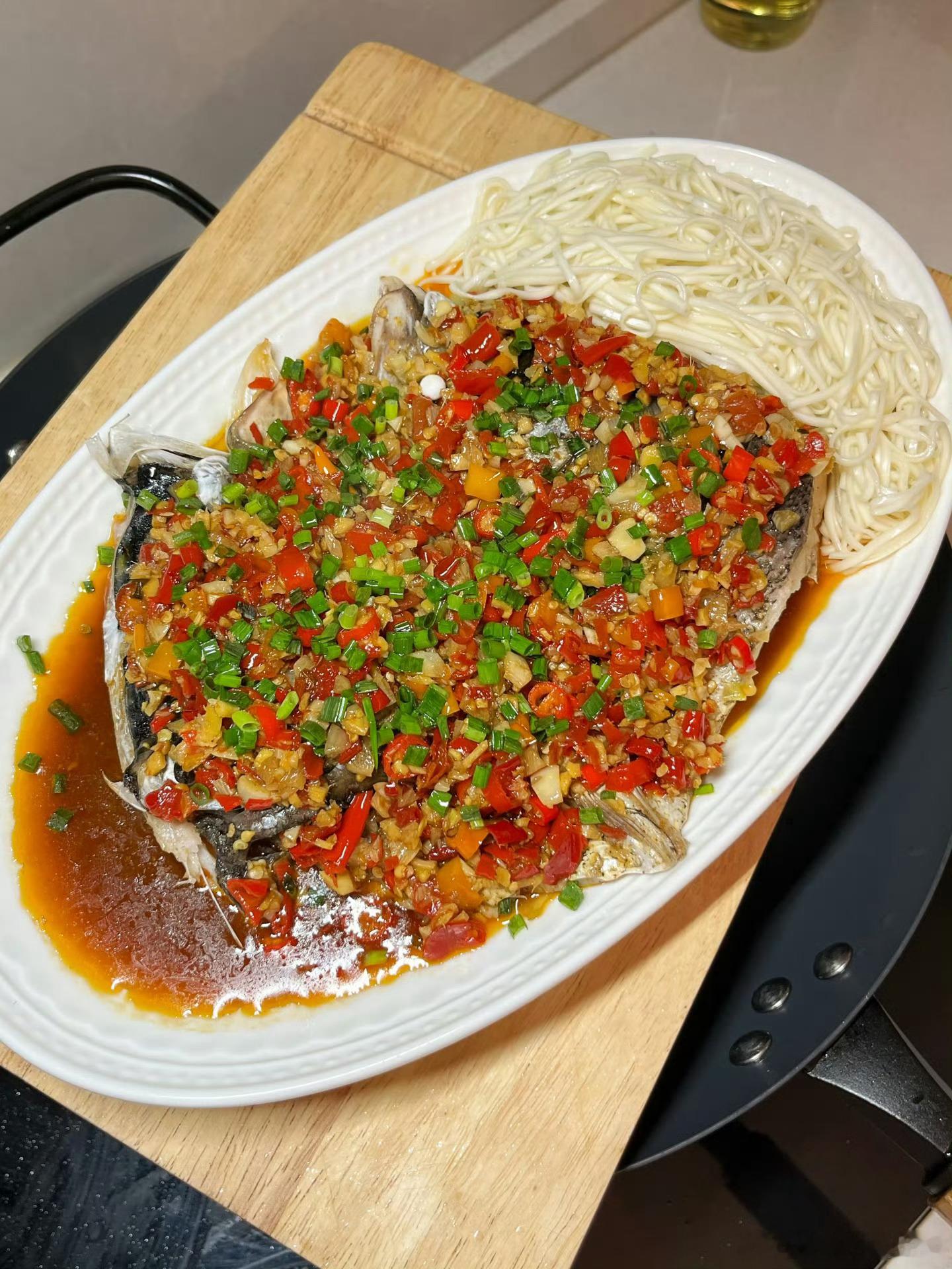 长沙烟火味藏在剁椒鱼头里✨软嫩鱼头吸饱剁椒鲜辣汤汁，夏夜约上好友共享这道菜，寻常
