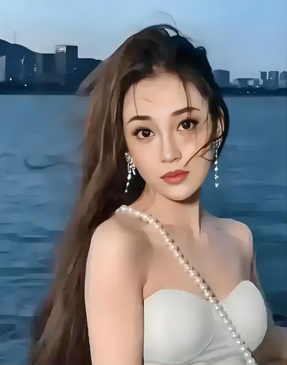 2018年，吴秀波包养了陈昱霖足足7年，之后玩腻了厌倦了，便提出分手。陈昱霖索要