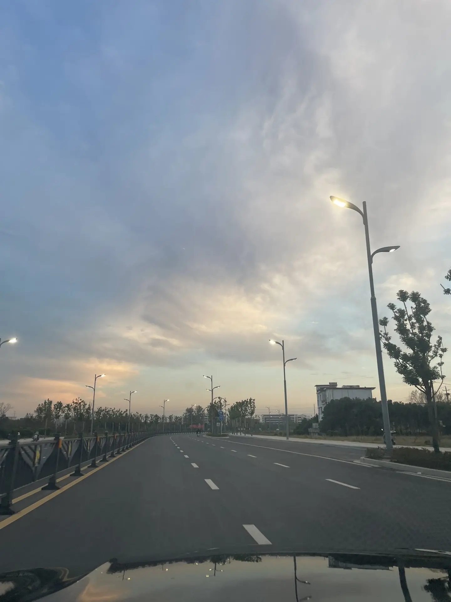 好好生活，别想太多，昨天的太阳晒不干今天的衣服，明天的雨。淋不湿今天的...