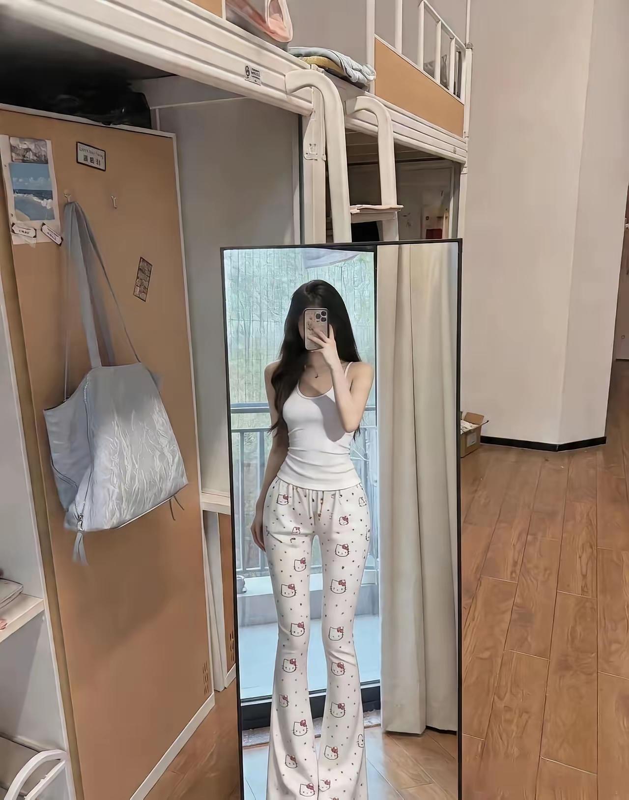 网上买的裤子，就这样穿怎么出去见人呀[抓狂]