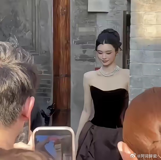 奚梦瑶穿深棕丝绒抹胸裙走红毯，生图被疯传，太出挑了！ 