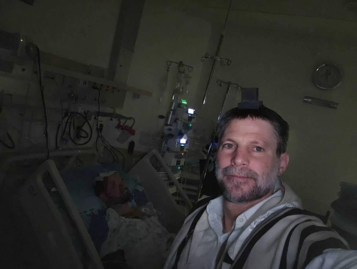 以色列财长之子在冲突中受伤送医以色列财政部长贝扎莱尔·斯莫特里奇公布了一张儿子在